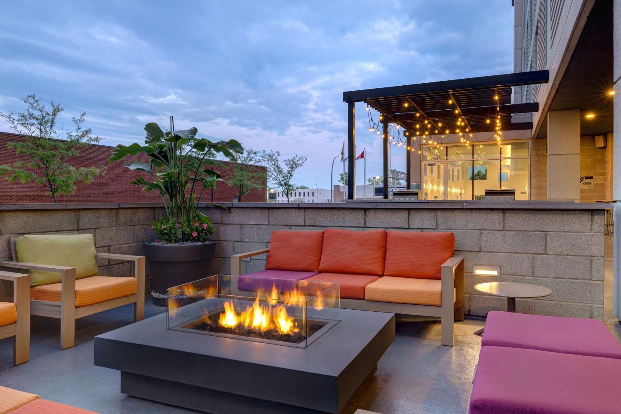 Home2 Suites By Hilton Montreal Dorval Exterior foto